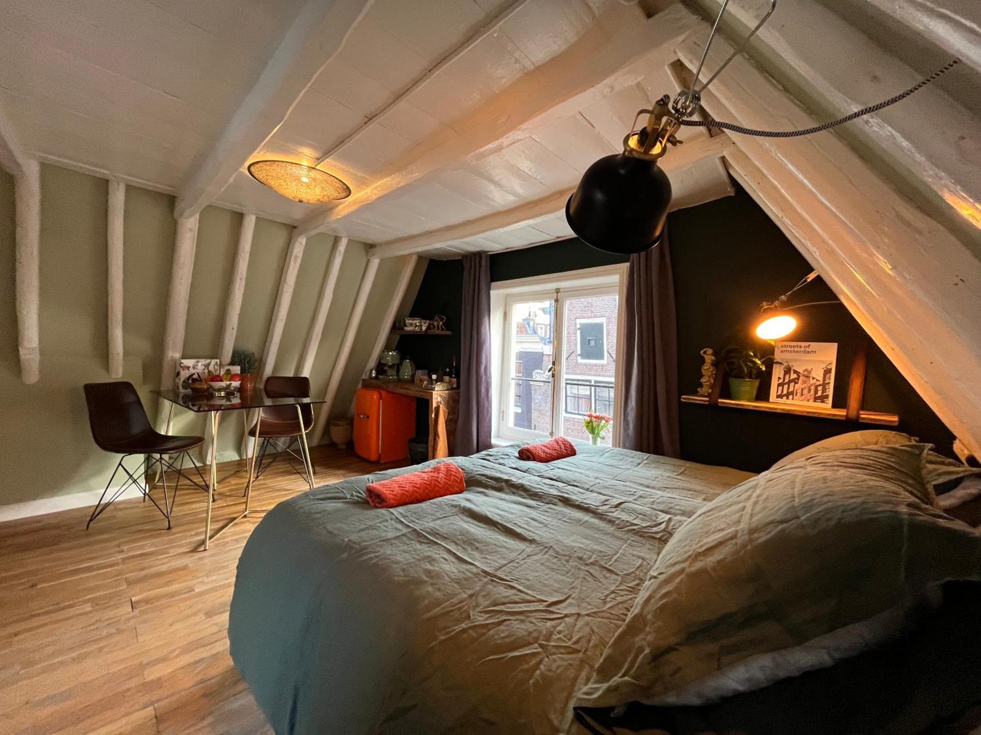 Attic Monkeys Lodge Amsterdam Exterior photo
